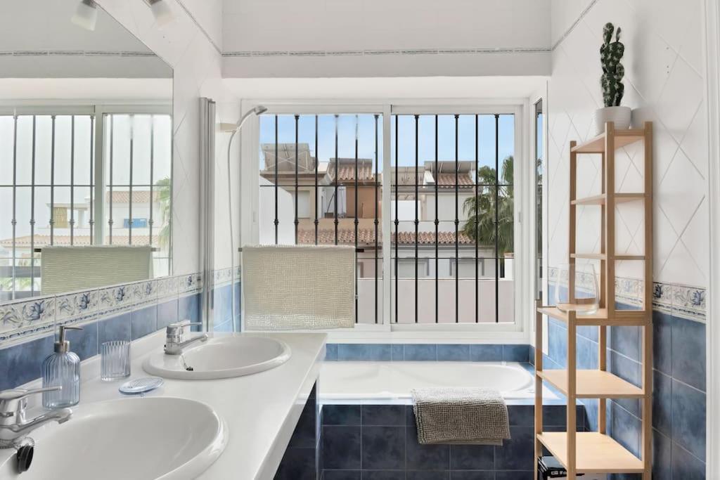 Adosado Con Solarium Y Piscina En - Vistamar 16 Apartment Marbella
